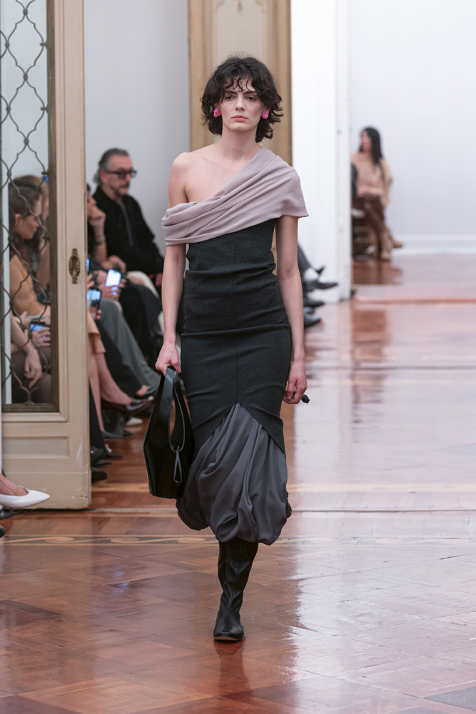 Le défilé Alberta Ferretti automne-hiver 2025-2026.