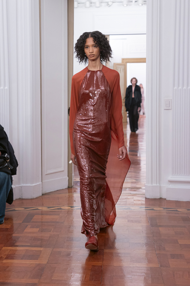 Le défilé Alberta Ferretti automne-hiver 2025-2026.