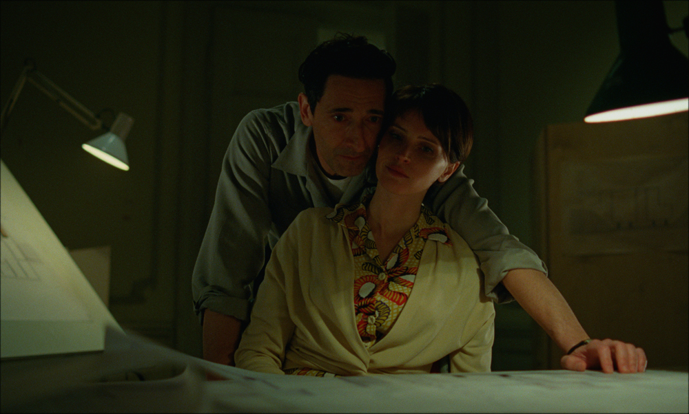 Adrien Brody et Felicity Jones dans le film The Brutalist de Brady Corbet. © Universal Pictures. Courtesy of A24.