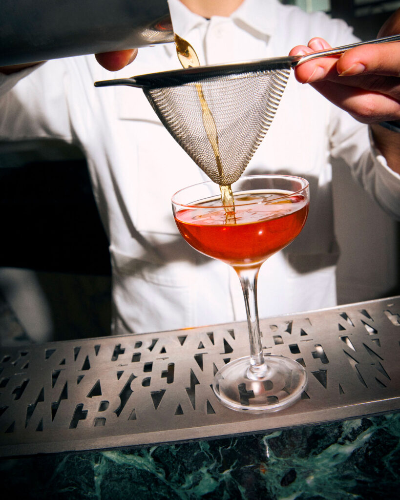 Le bar à cocktails Cravan à Paris.