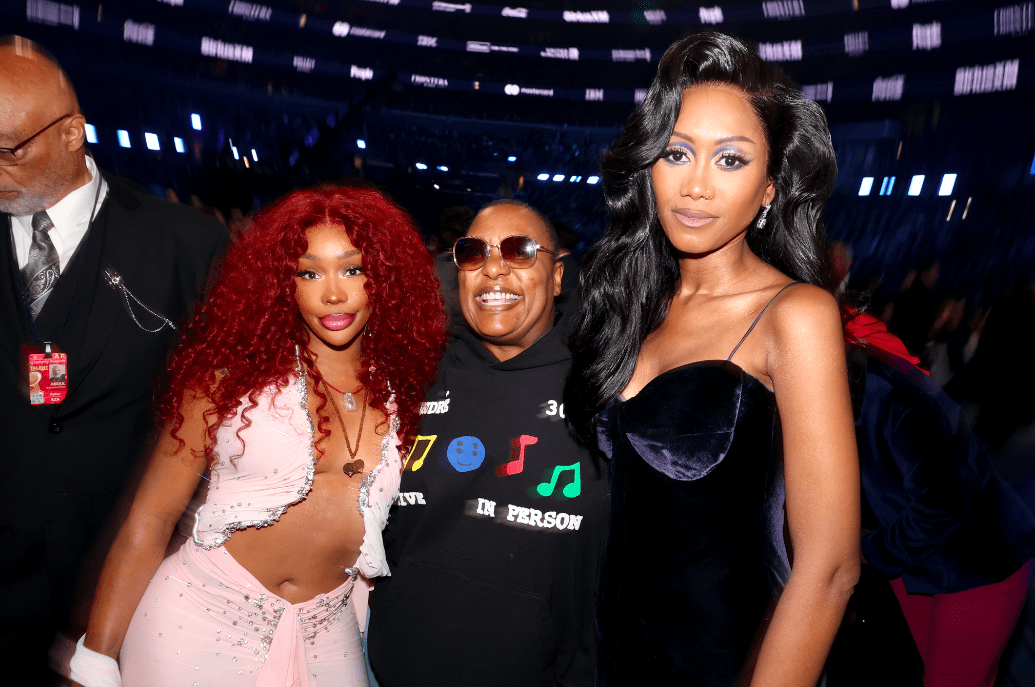 (De gauche à droite) SZA, Meshell Ndegeocello et Muni Long assistent à la 67e cérémonie annuelle des GRAMMY Awards à la Crypto.com Arena le 2 février 2025 à Los Angeles, Californie. (Photo de Johnny Nunez/Getty Images pour The Recording Academy).