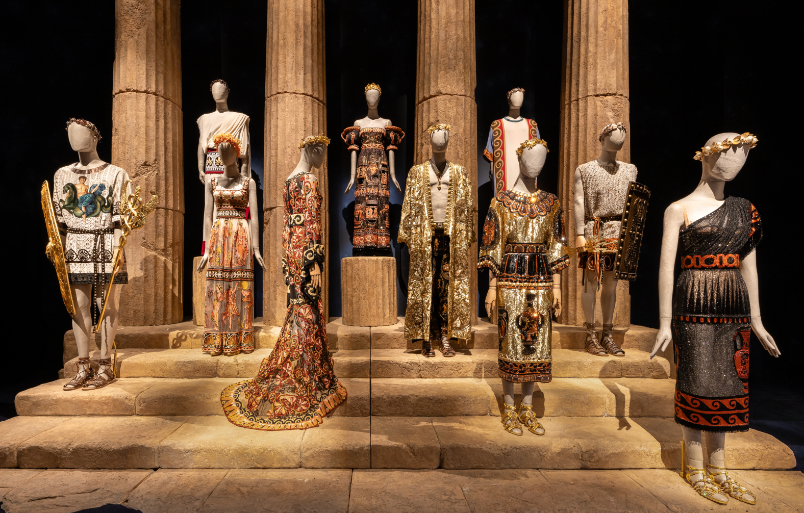 Vue de l’exposition “Du cœur à la main” au Grand Palais. © Michael Adair. dolce gabbana exposition mode