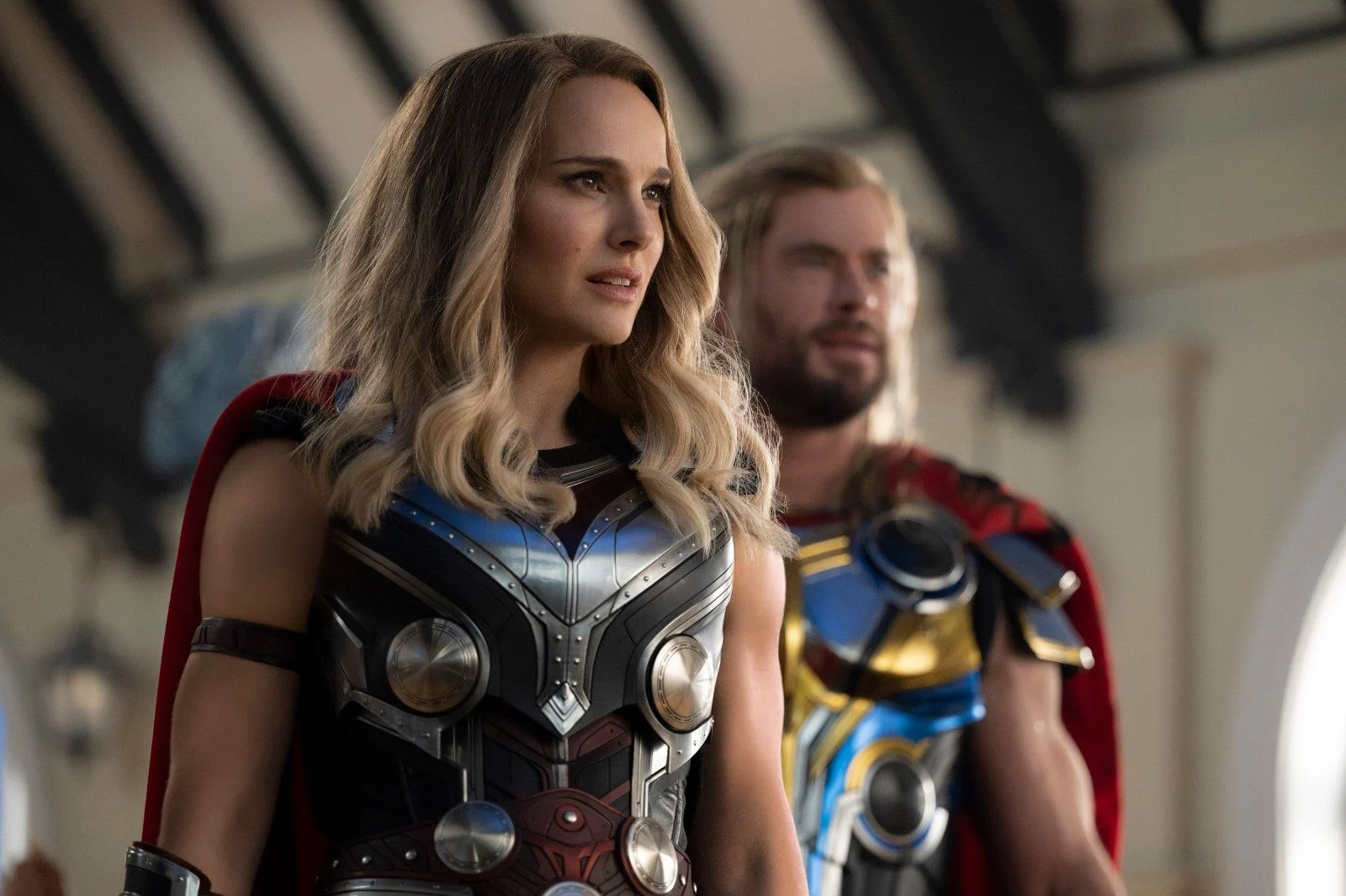 Natalie Portman et Chris Hemsworth dans le film Thor : Love and Thunder (2022) de Taika Waititi. © Marvel Studios 2022. All Rights Reserved.