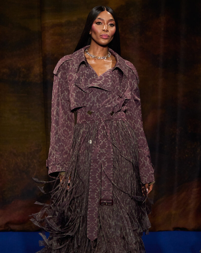 Naomi Campbell au défilé Burberry automne-hiver 2025-2026.