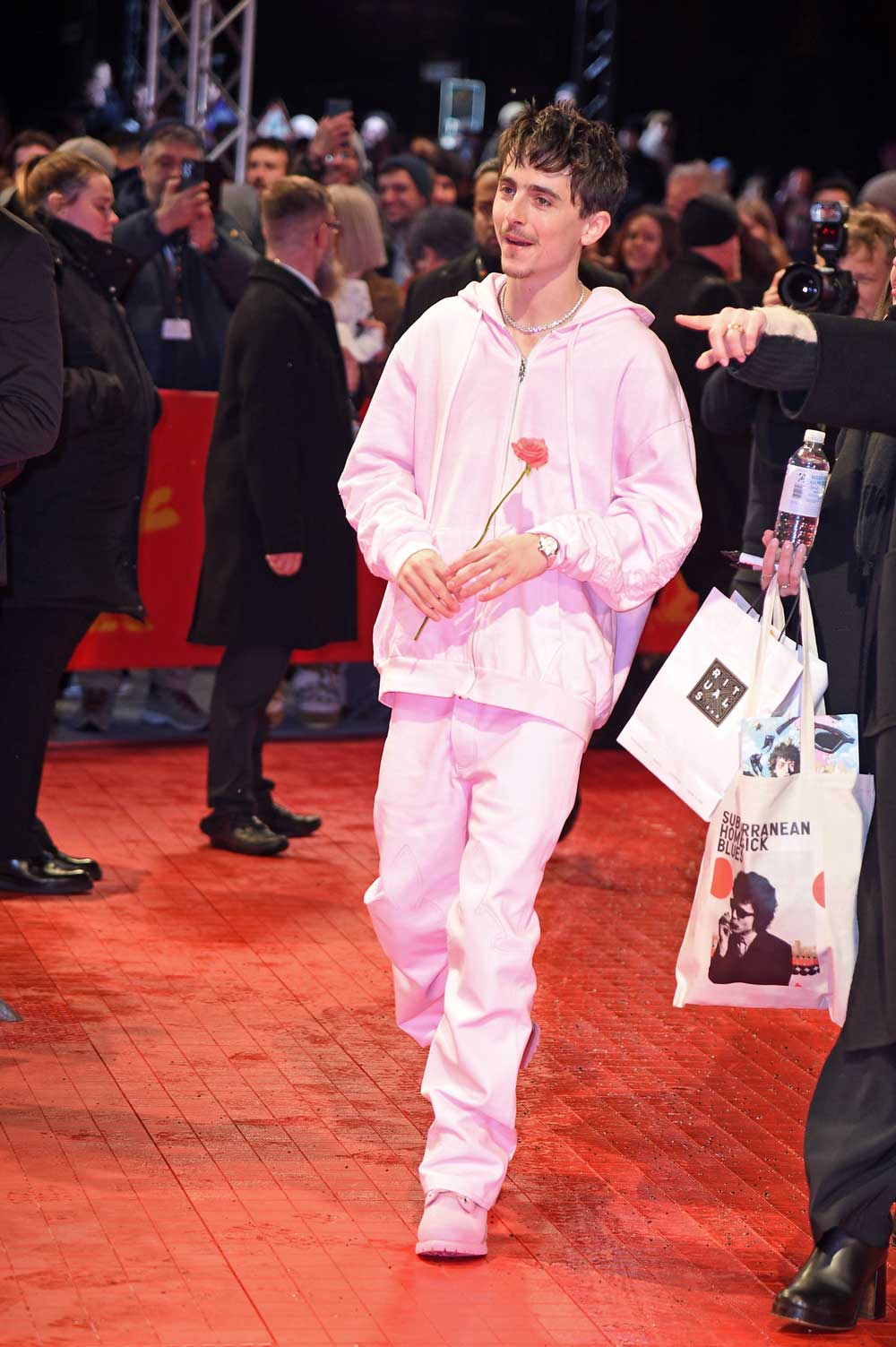 Timothée Chalamet en  total look rose  Chromehearts à l'avant-première de A Complete Unknown à la 75e Berlinale, le 14 février 2025 à Berlin. © Tristar Media/WireImage.