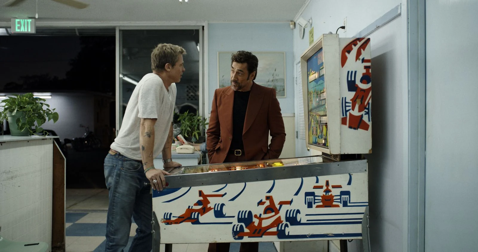 Javier Bardem et Brad Pitt dans le film F1.