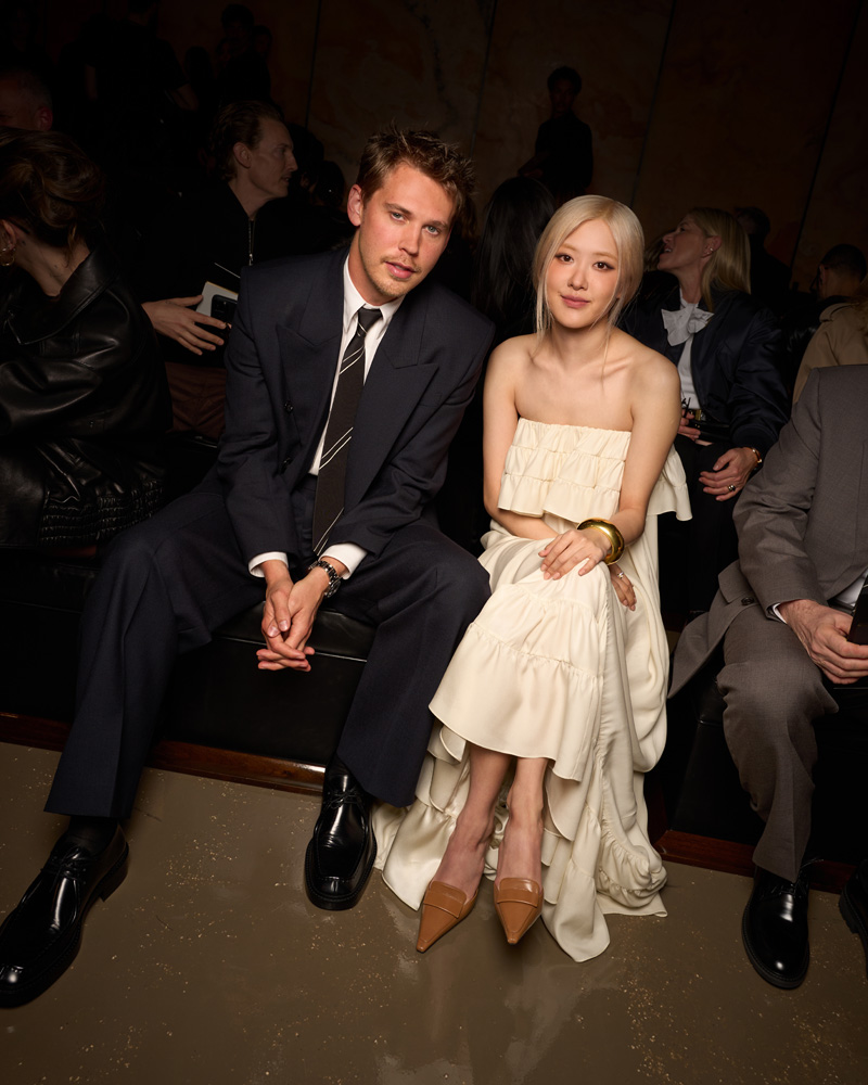 Austin Butler et Rosé. Austin Butler et Rosé au défilé Saint Laurent automne-hiver 2025-2026.