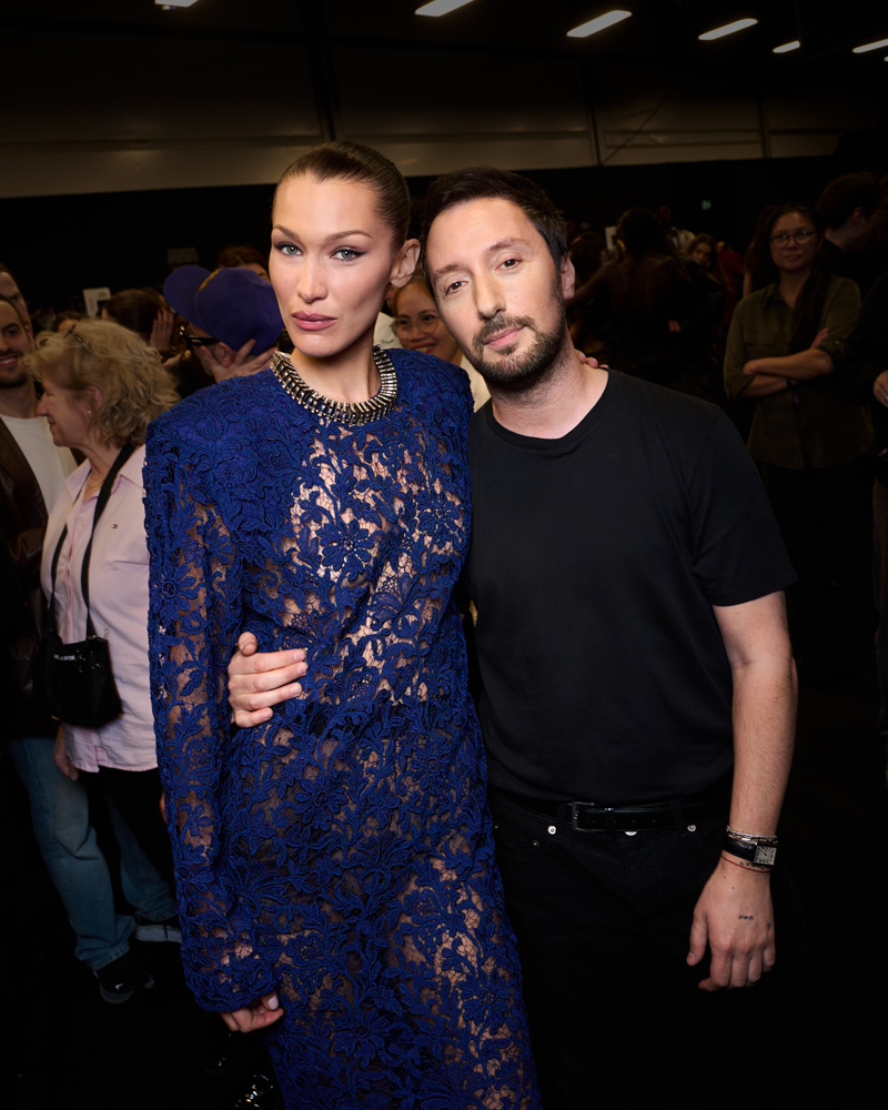Bella Hadid et Anthony Vaccarello. au défilé Saint Laurent automne-hiver 2025-2026.