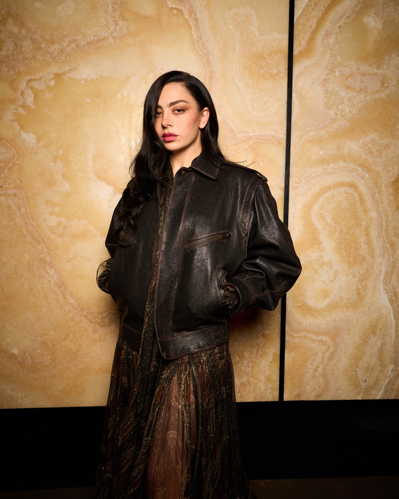 Charli xcx. au défilé Saint Laurent automne-hiver 2025-2026.