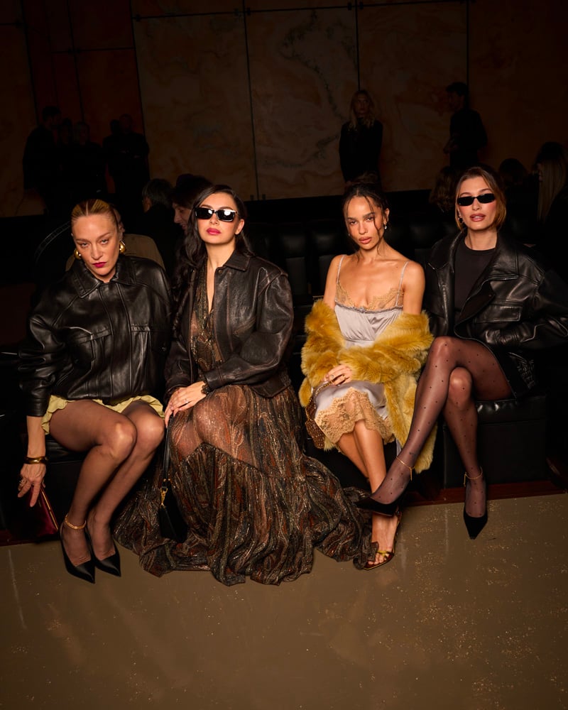 Chlöe Sevigny, Charli xcx, Zoë Kravitz et Hailey Bieber. au défilé Saint Laurent automne-hiver 2025-2026.