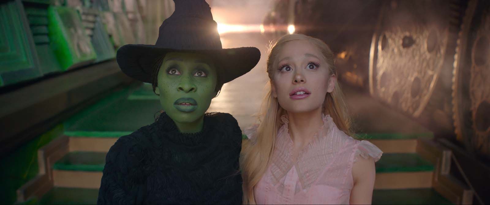 Cynthia Erivo et Ariana Grande dans le film Wicked (2024) © Universal Studios. All Rights Reserved.