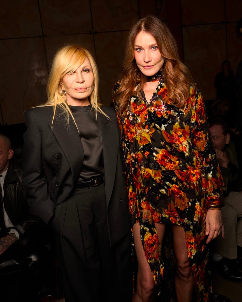Donatella Versace et Carla Bruni. au défilé Saint Laurent automne-hiver 2025-2026.