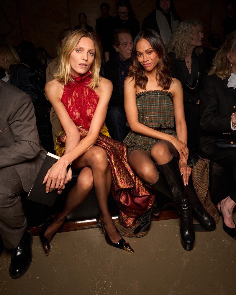 Anja Rubik et Zoe Saladana. au défilé Saint Laurent automne-hiver 2025-2026.