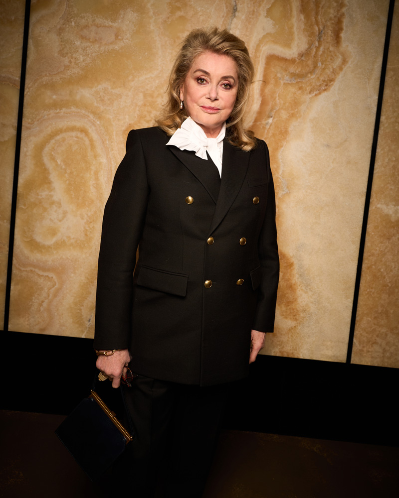 Catherine Deneuve. au défilé Saint Laurent automne-hiver 2025-2026.