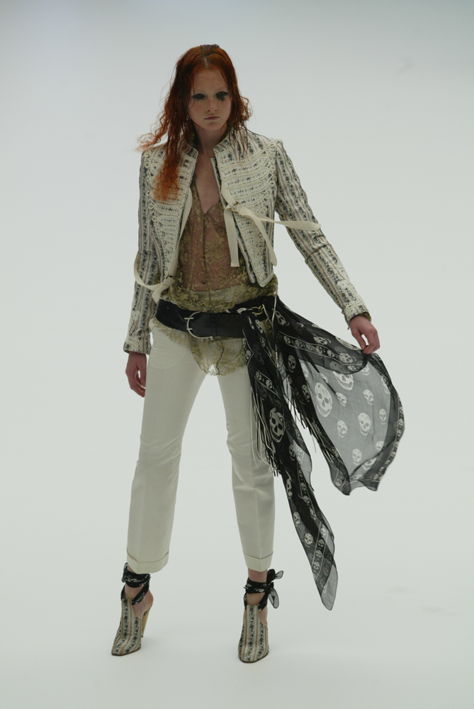 Le défilé Alexander McQueen printemps-été 2003 © Giovanni Giannoni/Fairchild Archive/Penske Media via Getty Images.