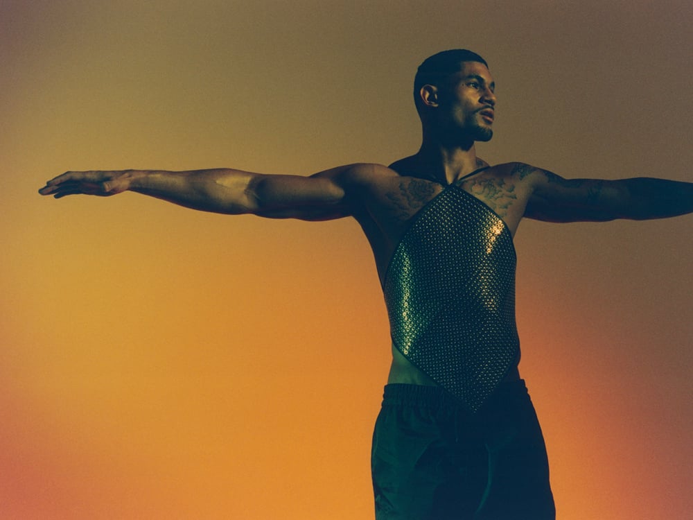 Lucky Chris photographié par Lee Wei Swee pour Numéro.com. Top Ludovic de Saint Sernin, pantalon Jordan x Paris Saint-Germain.
