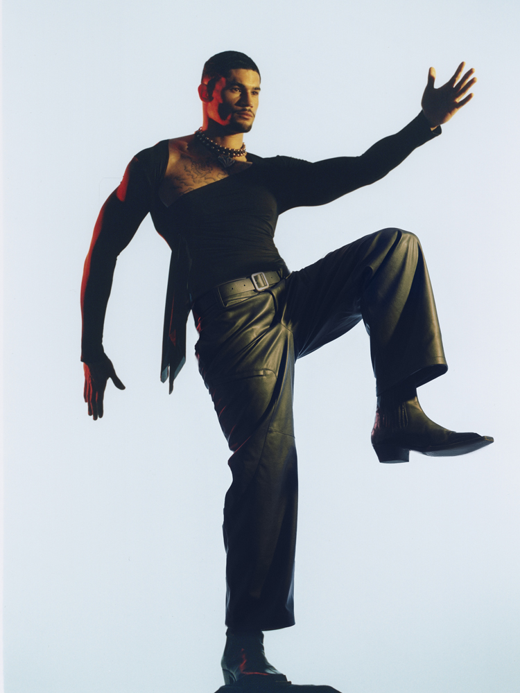 Lucky Chris photographié par Lee Wei Swee pour Numéro.com. Top Diesel, pantalon Jordan x Paris Saint-Germain, ceinture Jil Sander, collier Hugo Kreit et bottes Diesel.