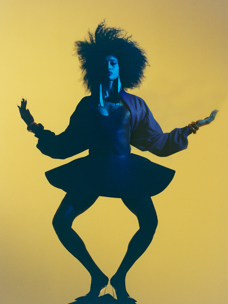 Palmyre Tramini photographiée par Lee Wei Swee pour Numéro.com. Sweat Jordan x Paris Saint-Germain, robe JW Anderson, chaussures Amina Muaddi, bracelet Saint Laurent et boucles d'oreilles Jil Sander. 