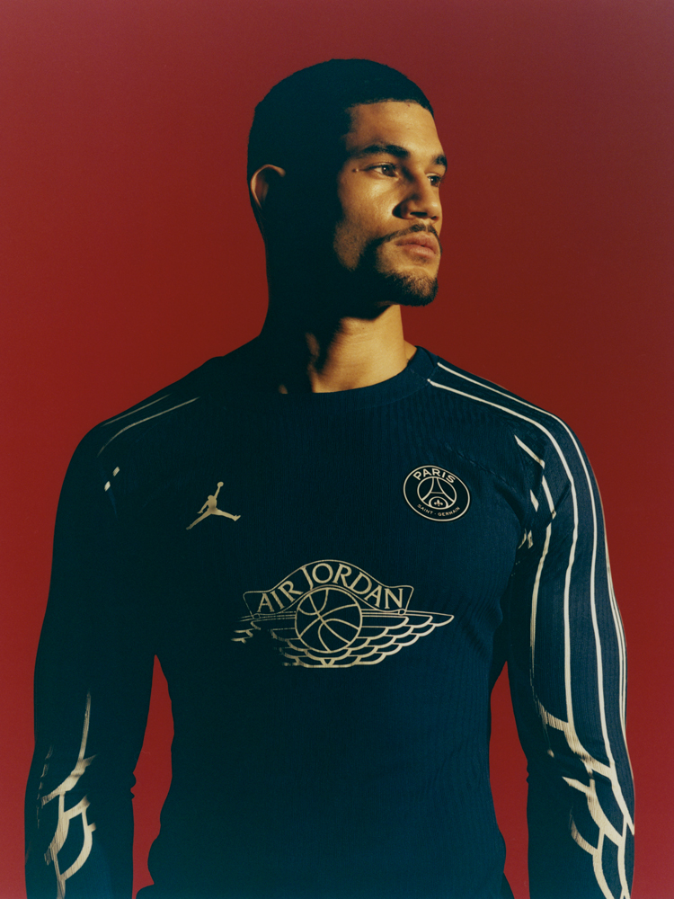 Lucky Chris photographié par Lee Wei Swee pour Numéro.com. Maillot de football Jordan x Paris Saint-Germain.