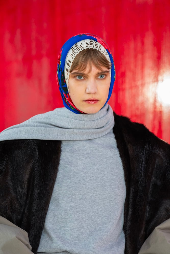 Look Magda Butrym avec survetement et baboushka