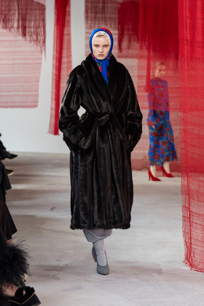 Look Magda Butrym avec Manteau en fourure et baboushka