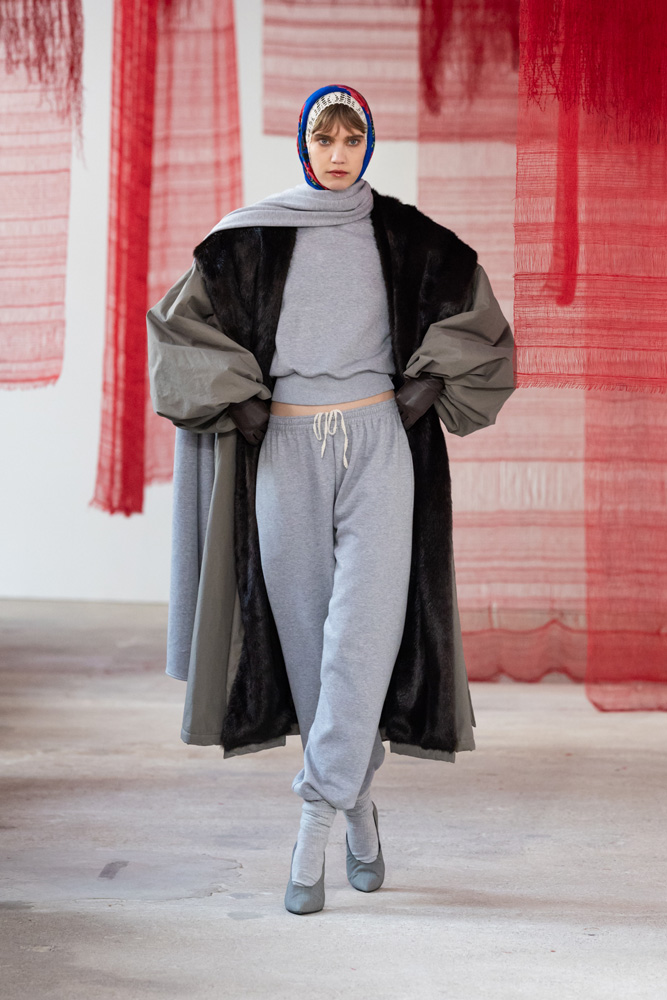 Look tendance 2025 Magda Butrym avec survetement gris, manteau en fourure et baboushka