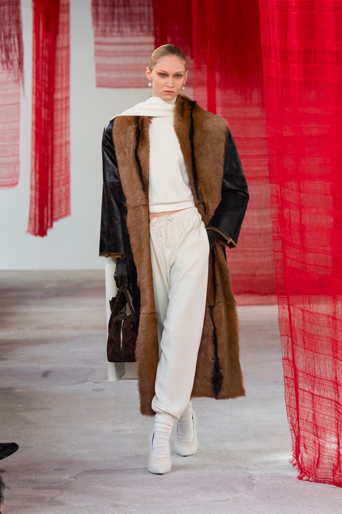 Look survetement beige Magda Butrym avec Manteau en fourure et baboushka