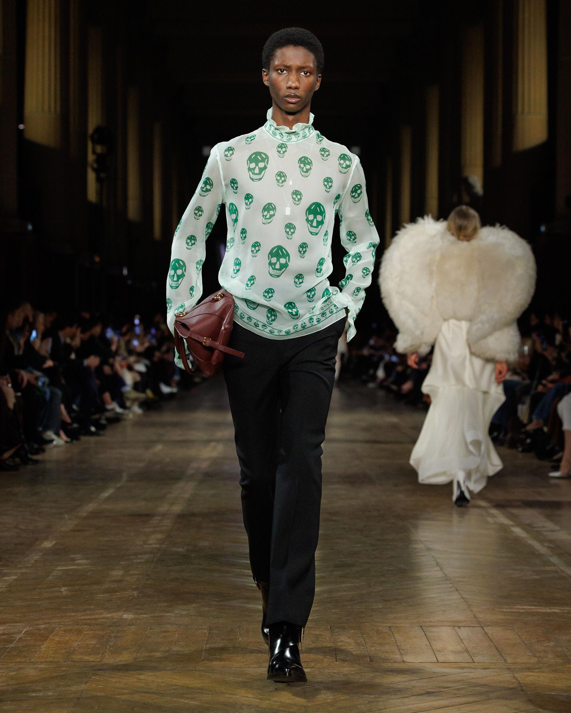 Le défilé McQueen automne-hiver 2025-2025.