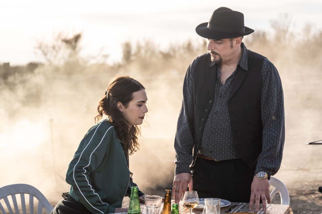 Damien Bonnard et Raïka Hazanavicius dans la série Malditos (2025) 
