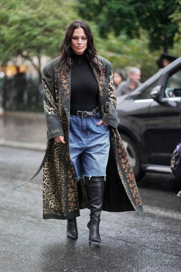 ashley graham en bottes en cuir noir à talon