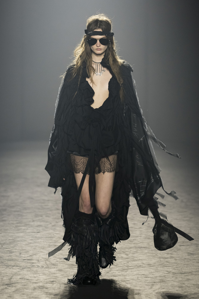 Les bottes indie sleaze du défilé Ann Demeulemeester automne-hiver 2025-2026.