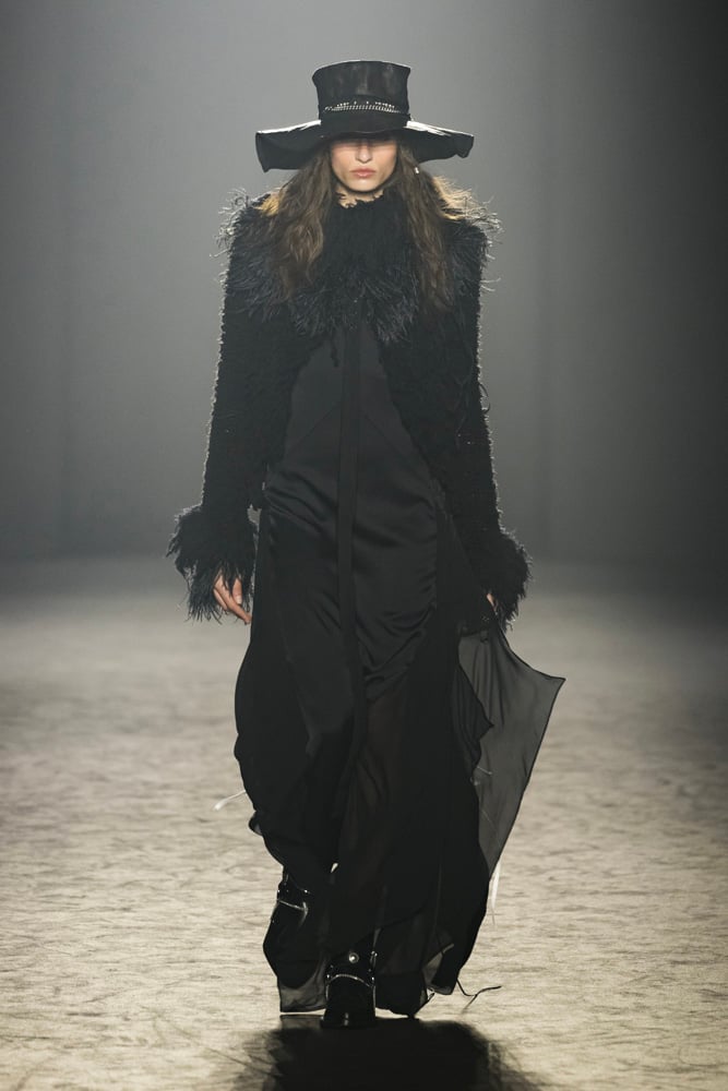 Le chapeau en cuir du défilé Ann Demeulemeester automne-hiver 2025-2026.