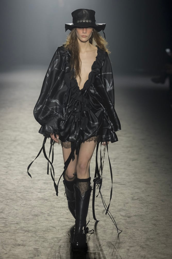 Les bottes indie sleaze défilé Ann Demeulemeester automne-hiver 2025-2026.