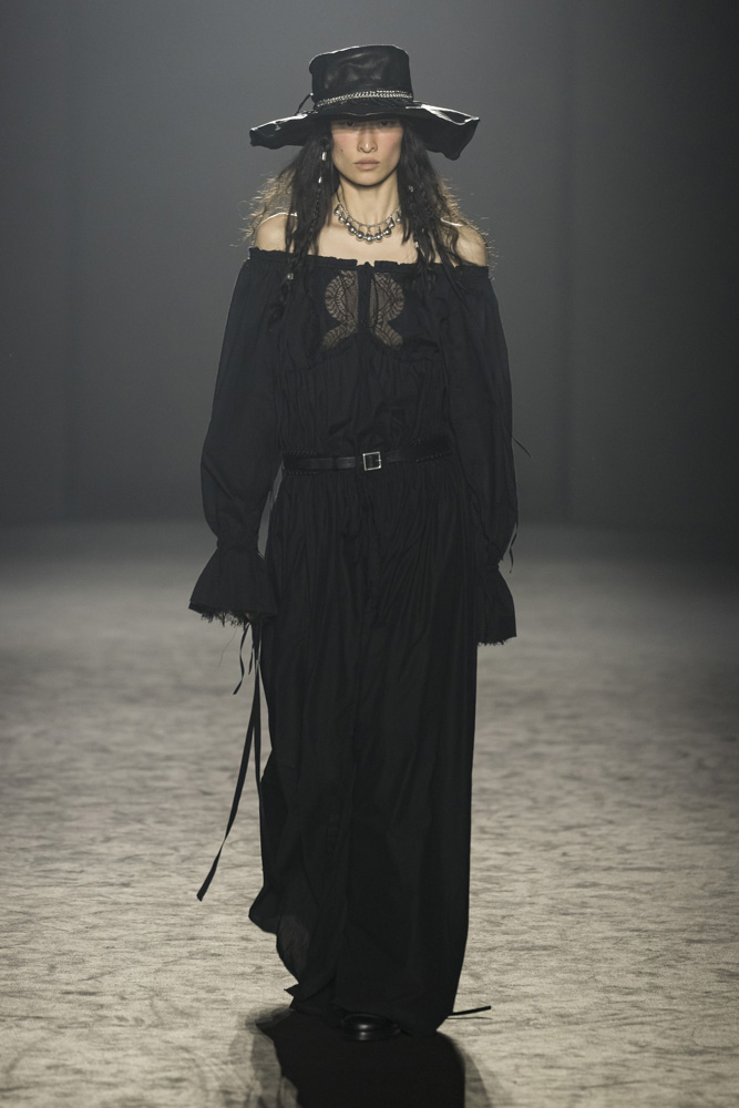 Le look boho du défilé Ann Demeulemeester automne-hiver 2025-2026.