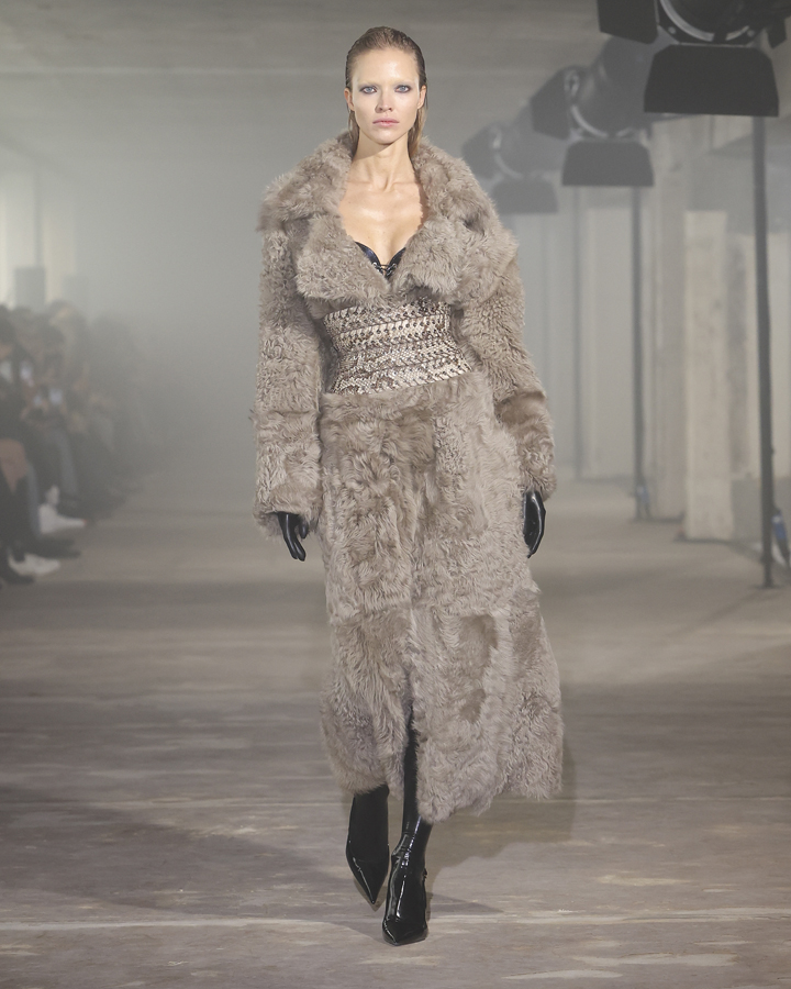 Le look mobwife du défilé Ludovic de Saint Sernin automne-hiver 2025-2026.