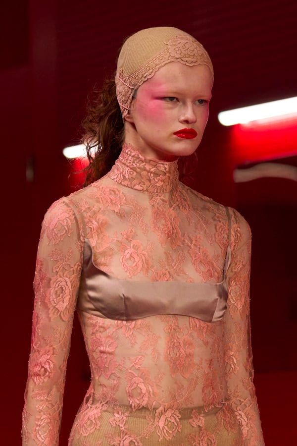 Le make-up du défilé Valentino automne-hiver 2025-2026.
