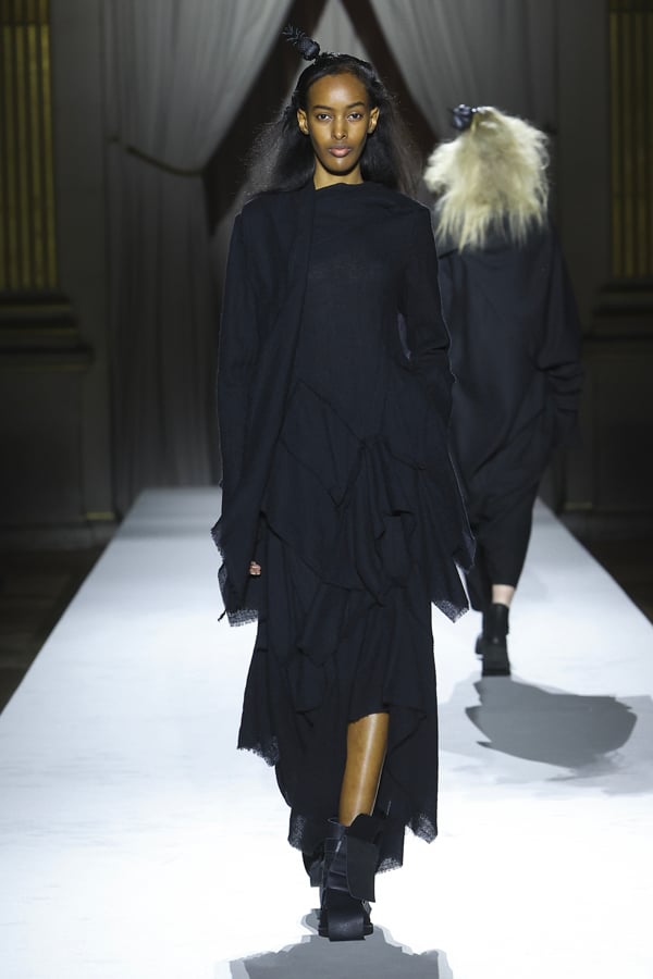 Le défilé Yohji Yamamoto automne-hiver 2025-2026.
