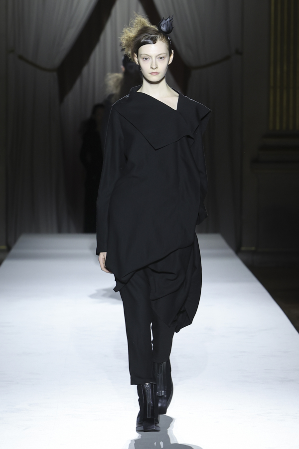 Le défilé Yohji Yamamoto automne-hiver 2025-2026.
