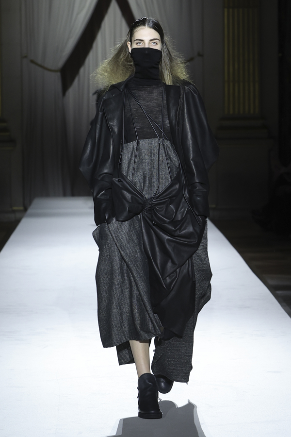 Le défilé Yohji Yamamoto automne-hiver 2025-2026.