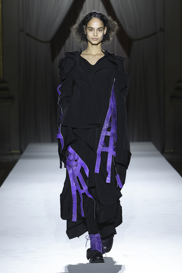 Le défilé Yohji Yamamoto automne-hiver 2025-2026.