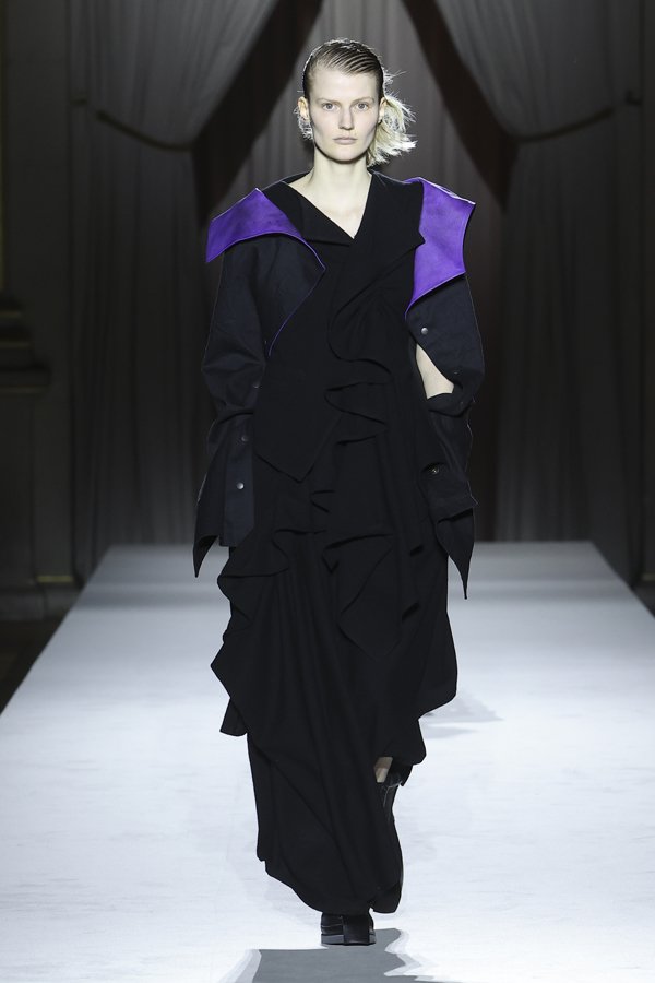 Le défilé Yohji Yamamoto automne-hiver 2025-2026.