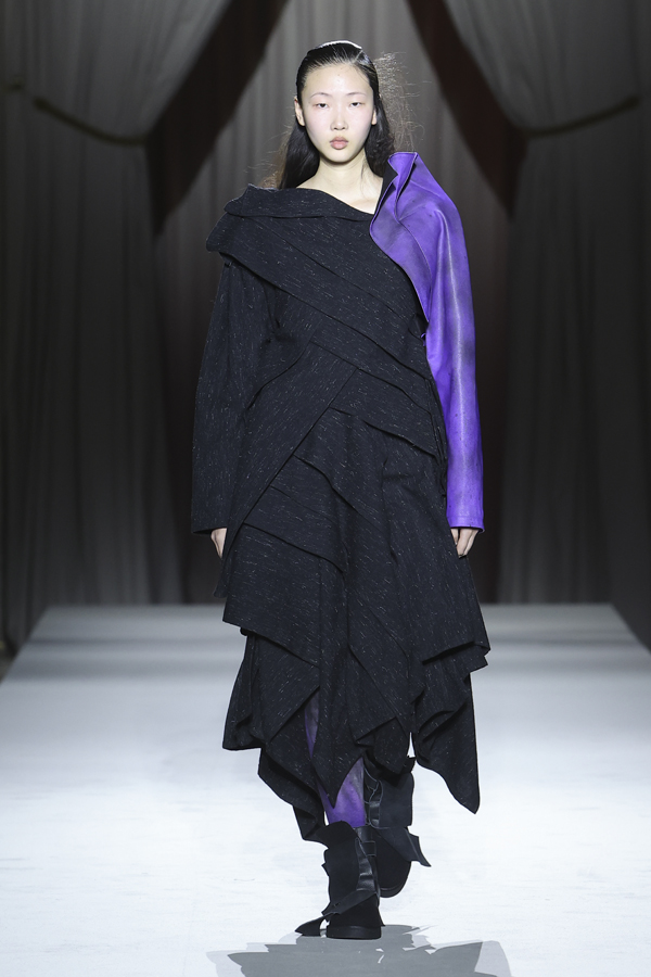 Le défilé Yohji Yamamoto automne-hiver 2025-2026.