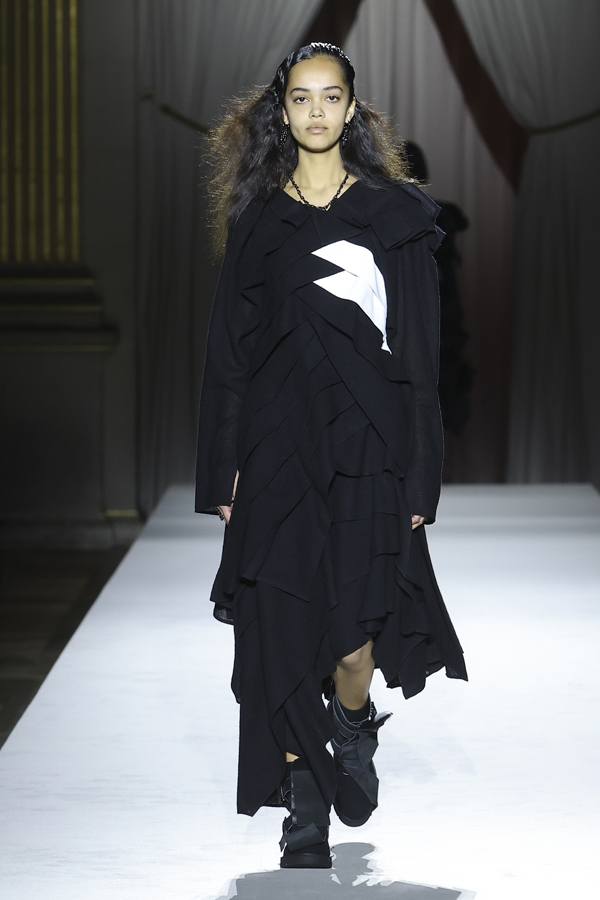Le défilé Yohji Yamamoto automne-hiver 2025-2026.