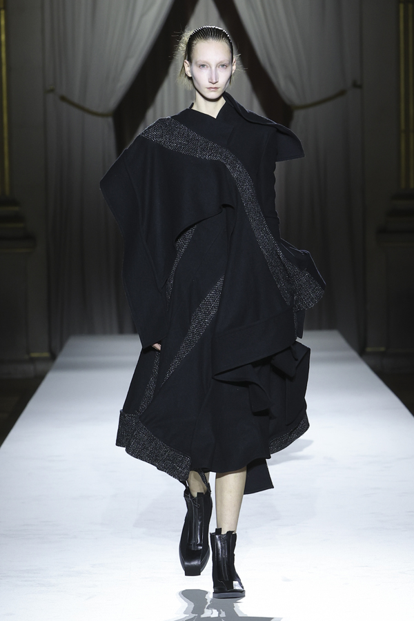 Le défilé Yohji Yamamoto automne-hiver 2025-2026.
