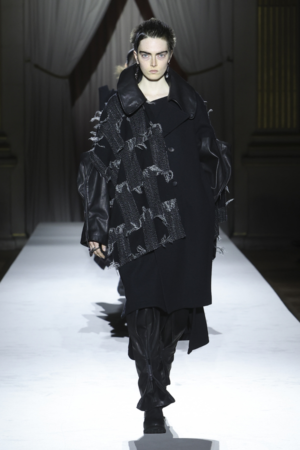 Le défilé Yohji Yamamoto automne-hiver 2025-2026.