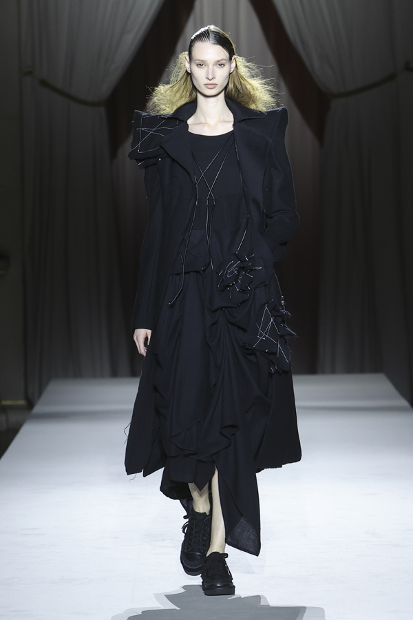 Le défilé Yohji Yamamoto automne-hiver 2025-2026.