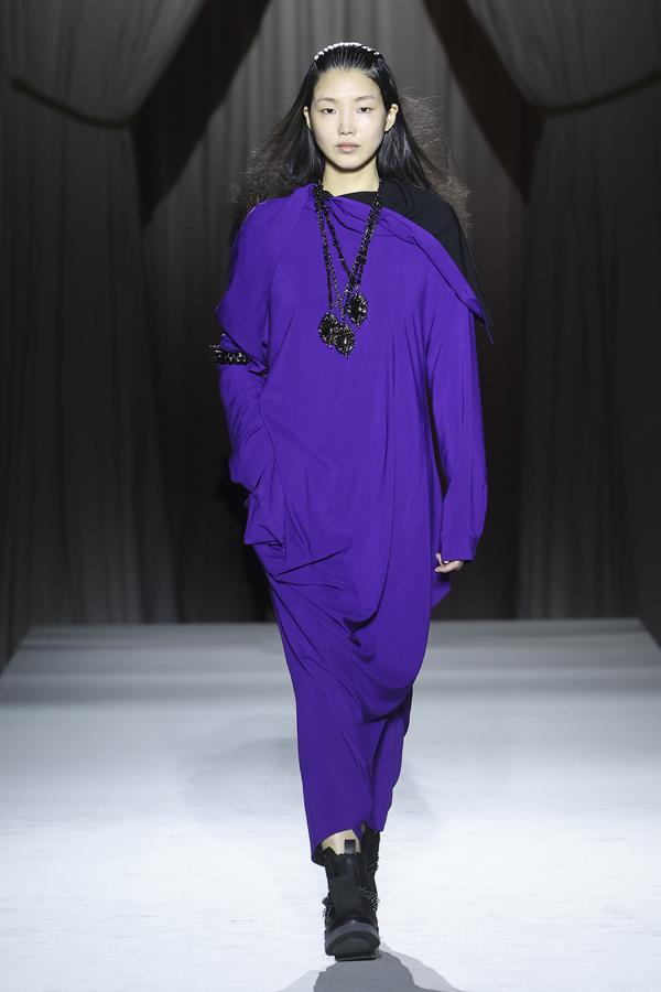 Le défilé Yohji Yamamoto automne-hiver 2025-2026.