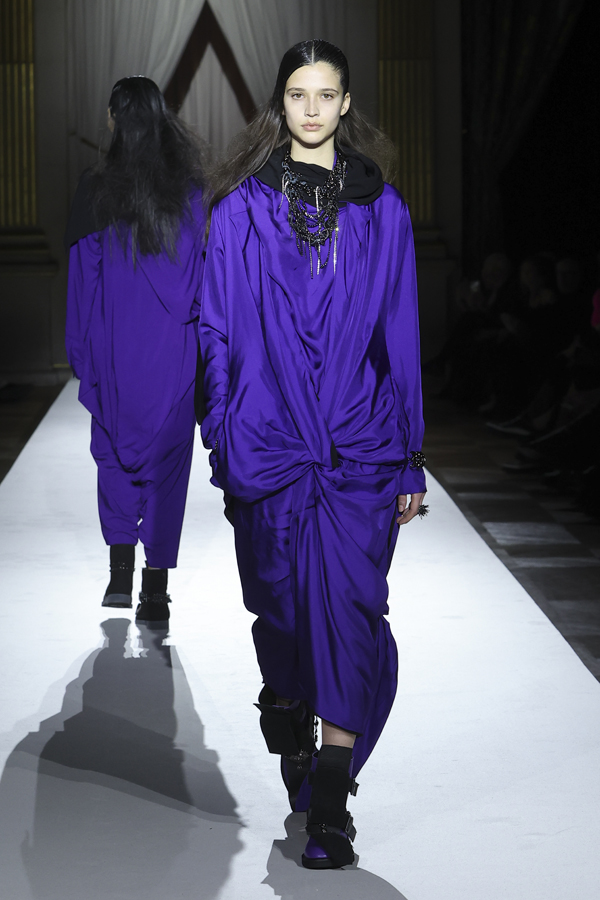 Le défilé Yohji Yamamoto automne-hiver 2025-2026.