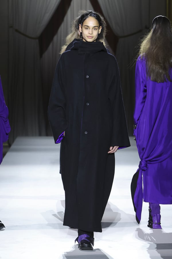 Le défilé Yohji Yamamoto automne-hiver 2025-2026.