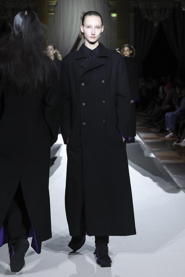 Le défilé Yohji Yamamoto automne-hiver 2025-2026.